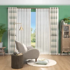 Natürliche Fensterdeko mit modernen Akzenten