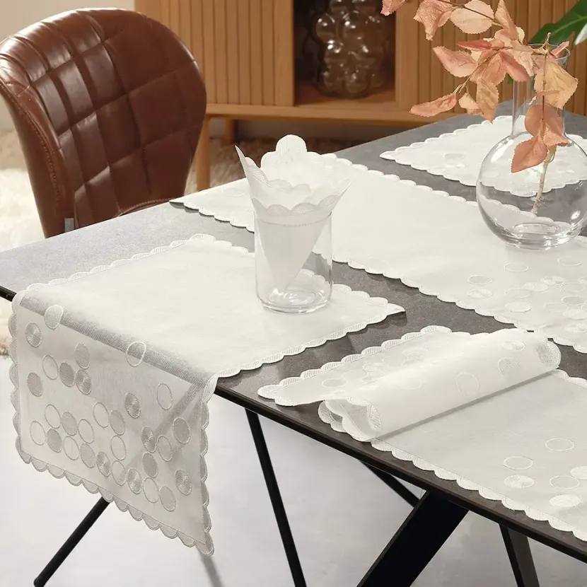Stilvoller Tischschmuck in feiner Leinenstruktur